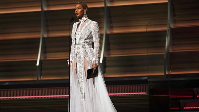 Banyak yang menduga, kalau kehadiran Beyonce merupakan ide dari panitia untuk menggantikan kehadiran Rihanna, yang seharusnya menjadi sorotan malam itu.