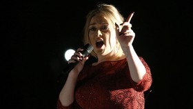 Terima Ajakan Penggemar, Adele Tolak Undangan Kim Kardashian