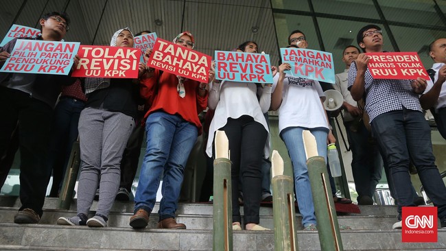 Peneliti Pusat Studi Hukum dan Kebijakan Miko Susanto mendesak Presiden Jokowi tak menerbitkan surat persetujuan pembahasan RUU KPK.
