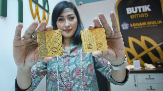 Seorang petugas menunjukan produk emas PT ANTAM saat peluncuran Butik Emas Logam Mulia (LM) di Jalan Laksda Adisucipto, DI Yogyakarta, Selasa (16/2). Pembukaan Butik LM ke-13 itu menjadi salah satu bukti komitmen ANTAM dalam pelayanan penyediaan emas logam mulia bagi masyarakat serta guna meningkatkan kesadaran publik tentang emas sebagai salah satu alternatif solusi investasi jangka panjang. ANTARA FOTO/Andreas Fitri Atmoko/kye/16.