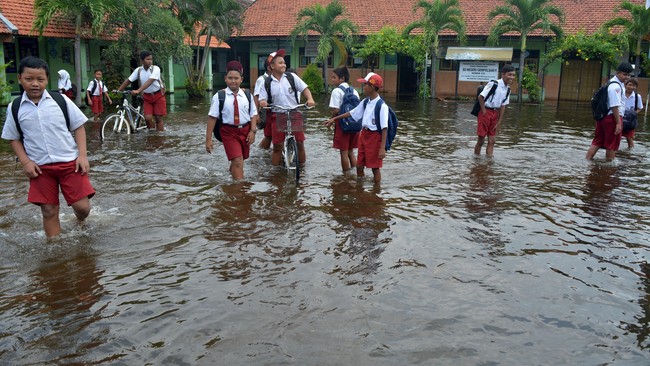 Dinas Pendidikan DKI Jakarta meminta siswa belajar di rumah karena sekolah mereka terendam banjir atau akses ke sekolah kebanjiran.