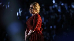 Adele Buka Suara Mengenai 'Insiden' di Panggung Grammy