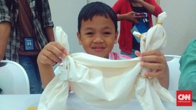 Aku Diajari Membuat Boneka oleh Orang Korea
