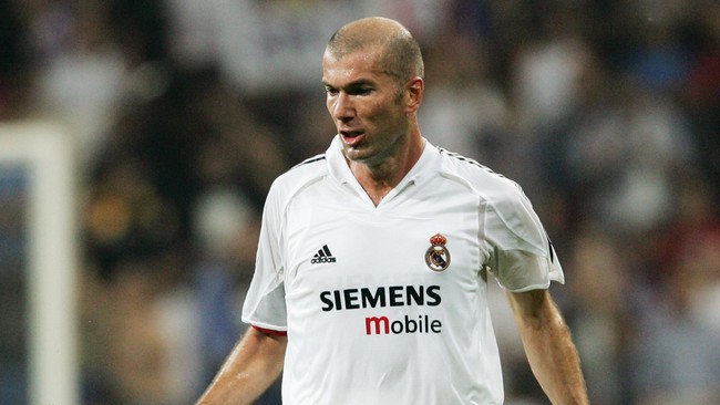 Sebagai mantan pemain Real Madrid, Zinedine Zidane, pernah mencicipi panasnya duel El Clasico melawan Barcelona.