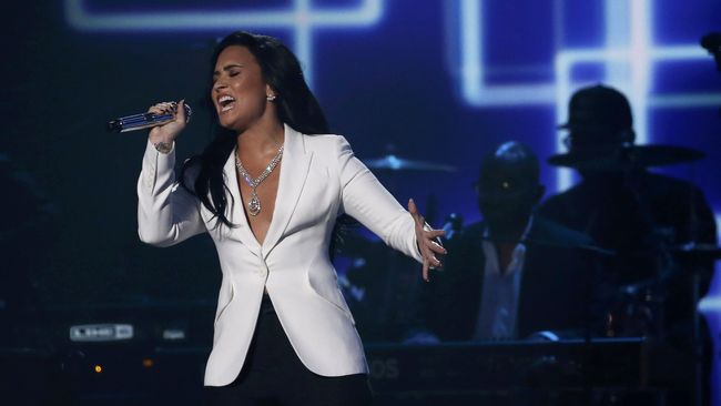 Demi Lovato bakal menyanyikan lagu kebangsaan Amerika dalam laga tinju yang paling dinantikan antara Floyd Mayweather dan Conor McGregor.
