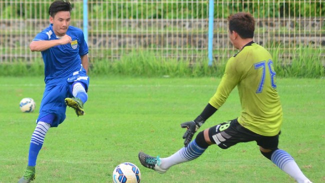 Sebanyak tiga dari empat gol Persib Bandung dicetak pemain baru, yaitu Rachmat Hidayat, David Laly, dan Samsul Arif.