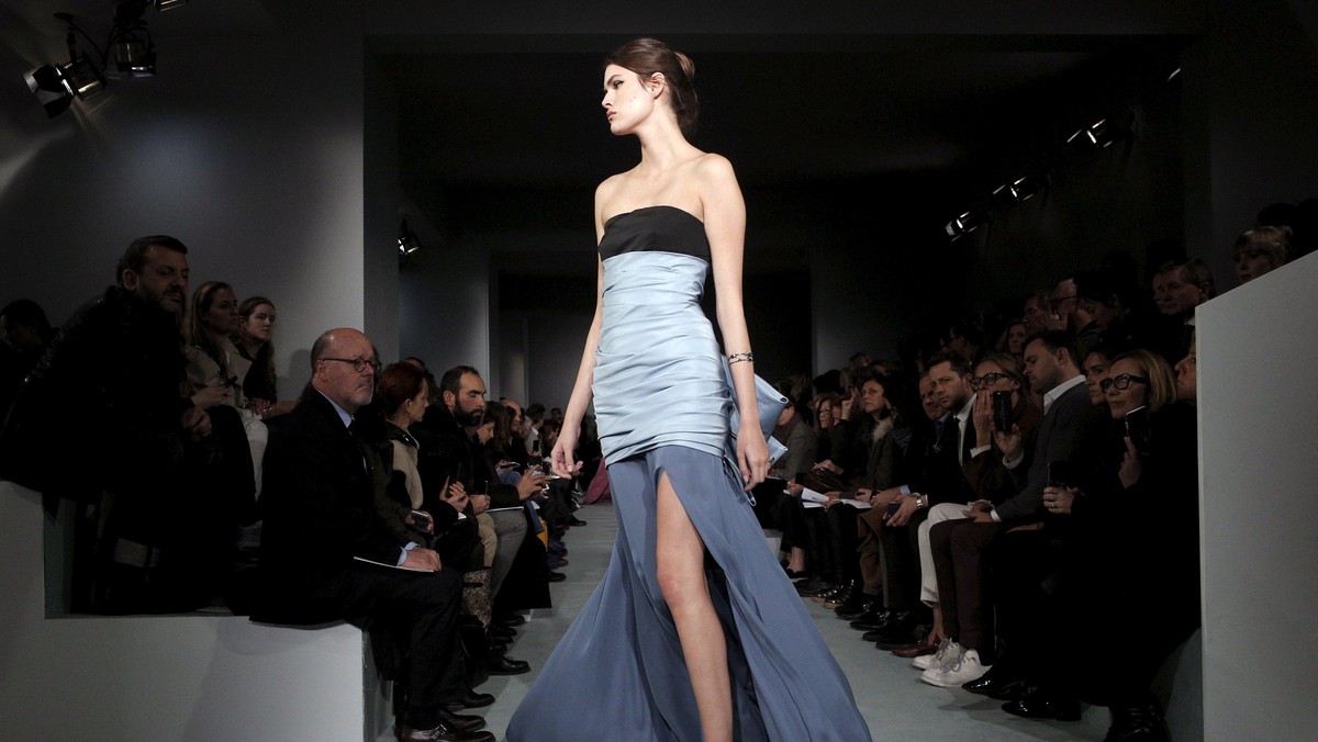Gebrakan Bahan Kulit dan Permadani Oscar de la Renta di NYFW