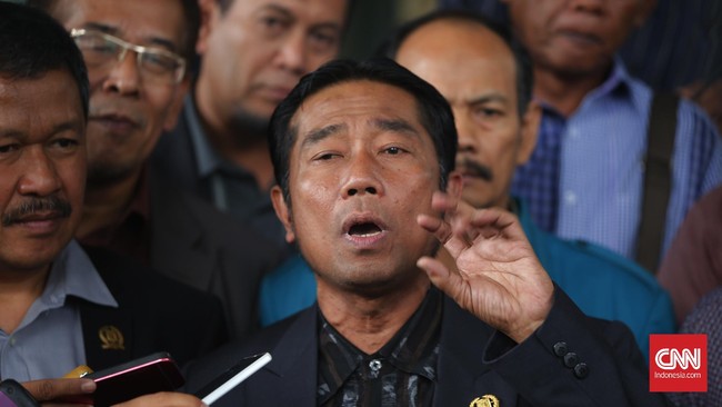 Selama ini anggota DPRD di wilayah lain juga ikut melapor. Alasan Lulung yang enggan melapor lantaran bukan pejabat negara pun dipertanyakan.