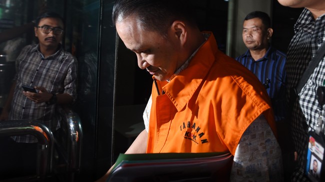 Bobby Mamahit dinyatakan bersalah pada kasus suap proyek pembangunan Balai Pendidikan dan Ilmu Pelayaran di Sorong, Papua.