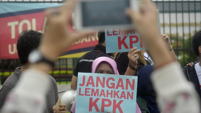 Rangkaian kemunculan oknum-oknum KPK dinilai bagian dari dampak revisi UU yang membuatnya makin birokratis serta soal keteladanan dari pemimpin.