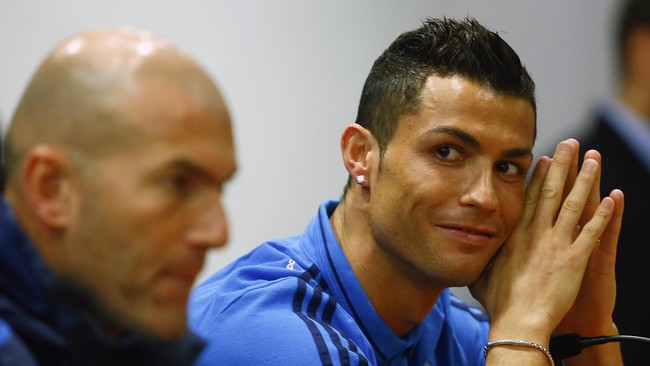 Bintang Real Madrid, Cristiano Ronaldo, bersedia memberikan kostumnya kepada pemain AS Roma mana pun yang menginginkannya.