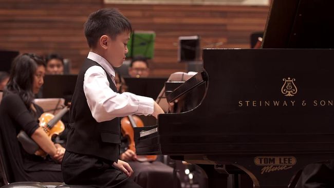 Musisi cilik sebaya Joey Alexander ini tak sekadar piawai bermain musik, tetapi juga mampu mengarang komposisi.