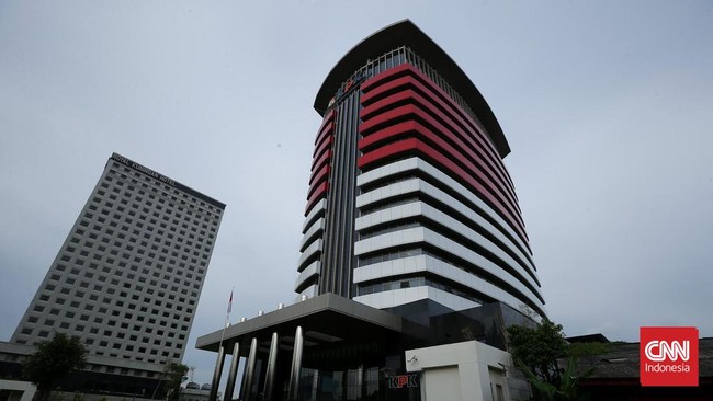 Mantan petinggi usaha Grup Lippo Eddy Sindoro saat ini menjalani pemeriksaan di ruang penyidik KPK. Dia menyerahkan diri setelah dua tahun dalam pelarian.