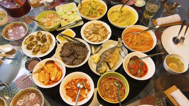Menjalani diet bukan berarti tak bisa makan enak. Ada beberapa cara membuat makanan diet yang enak serta kaya akan rasa.