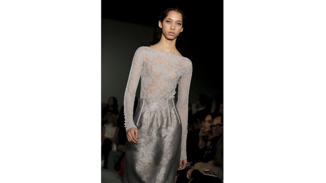 Gebrakan Bahan Kulit dan Permadani Oscar de la Renta di NYFW