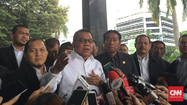 Wakil Ketua DPRD Jakarta M Taufik menandatangani surat pernyataan untuk menggelar rapat paripurna dengan tujuan memberhentikan Gubernur Ahok.