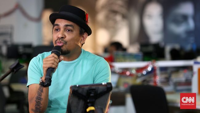 Glenn Fredly mengajak penonton tak percaya pada hal-hal yang memecah belah bangsa, termasuk di Papua. Dia menyanyikan 'Tanah Perjanjian' di Synchronize Fest.