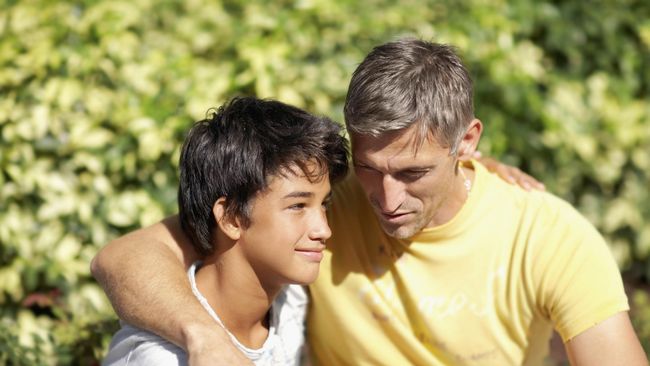 anak batita bermain dengan ayah