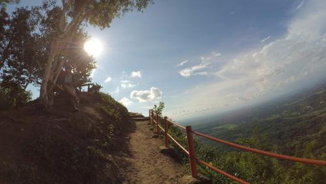 Puncak Becici adalah sebuah puncak dengan pemandangan indah yang berada di kawasan Bantul, Yogyakarta. Berikut informasi selengkapnya.