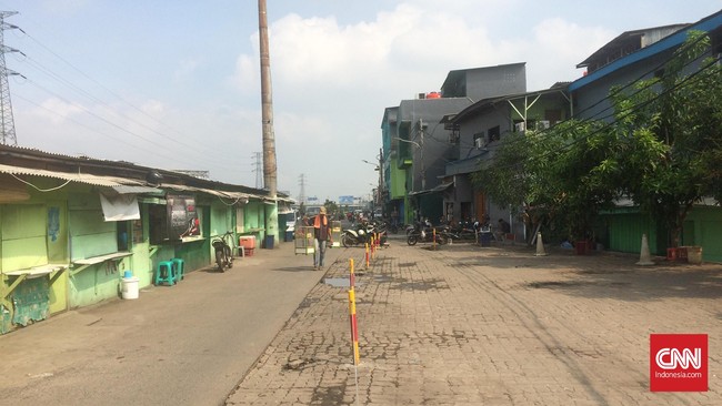 Ahok,  menjelaskan pihaknya akan menunggu setidaknya tujuh hari untuk melihat apakah warga mau membongkar rumahnya sendiri atau tidak.