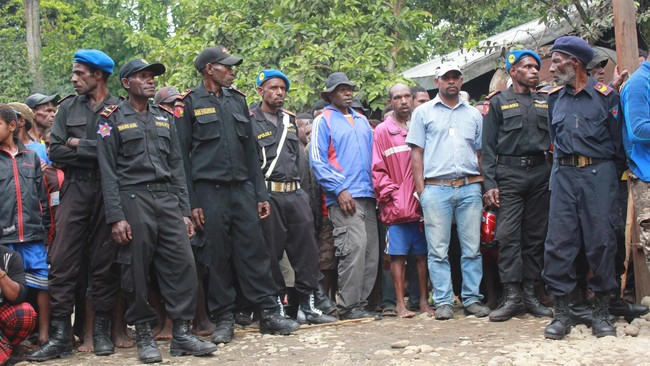 Sekelompok oknum dari Gerakan Pembebasan Papua disebut aparat memanfaatkan peresmian kantor Dewan Adat Papua untuk mengklaim eksistensinya.