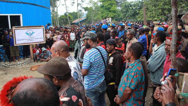 Pemimpin Redaksi Tabloid Jubi Victor C. Mambor menyatakan peresmian kantor Gerakan Pembebasan Papua di Wamena dihadiri ribuan warga. Tak ada pembubaran.