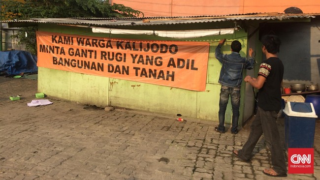 Penggusuran dilakukan karena Kalijodo akan dikembalikan sesuai dengan peruntukannya sebagai jalur hijau.