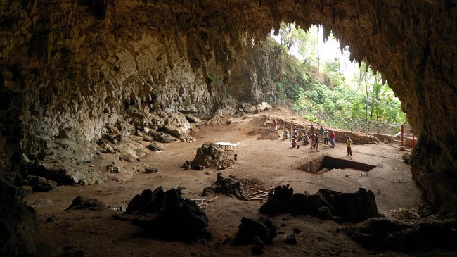 Gua Liang Bua di Flores, tempat penemuan fosil Manusia Hobbit atau disebut juga Manusia Flores. (Dok. wikimedia.commons.org/Flickr/Rosino)