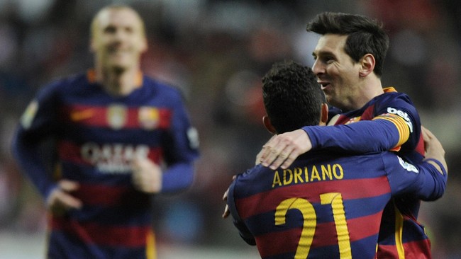 Lionel Messi berhasil mencetak gol ke-300 dan 301 di Liga Spanyol untuk mengantar Barcelona unggul 2-1 atas Sporting Gijon di babak pertama.