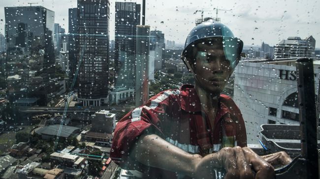 Menafkahi keluarga wajib, tapi puasa juga rukun Islam. Bolehkah pekerja berat membatalkannya? Ini penjelasan ulama.