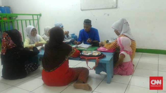 Wanita-wanita penghibur di Kalijodo berasal dari berbagai daerah, bahkan bekas primadona lokalisasi Doli pun ada.