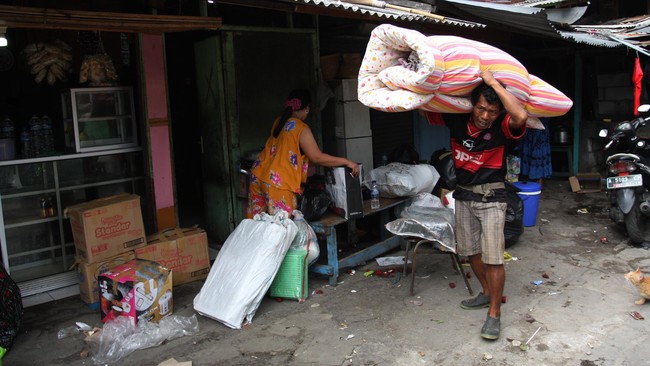 Sebagian warga Kalijodo memilih membongkar rumahnya sendori. SP2 tetap akan dikirimkan karena masih banyak yang enggan membongkar rumahnya sendiri.