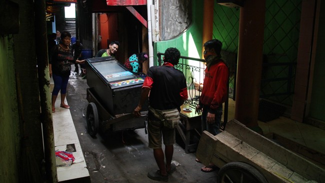 Warga mengaku sudah sangat lama mereka tinggal di Kalijodo, bahkan di antaranya dilahirkan di sana dan tetap berkeras menolak penertiban yang dilakuakn Ahok.
