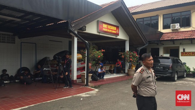 Polsek Metro Penjaringan diserang seorang pria yang membawa golok dan pisau, Jumat (9/11) dini hari. Pelaku akhirnya ditembak lengannya dan ditangkap petugas.