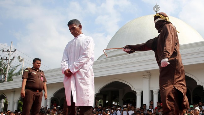 Pemprov Banda Aceh akan menambah jumlah algojo perempuan, yang sejauh ini baru ada dua orang, untuk mengeksekusi kaum hawa pelanggar syariat.