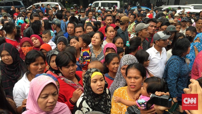 Warga Kalijodo ingin bertemu Gubernur DKI Jakarta Basuki Tjahaja Purnama. Selama ini, menurut mereka, pemprov belum pernah mensosialisasi rencana penertiban.