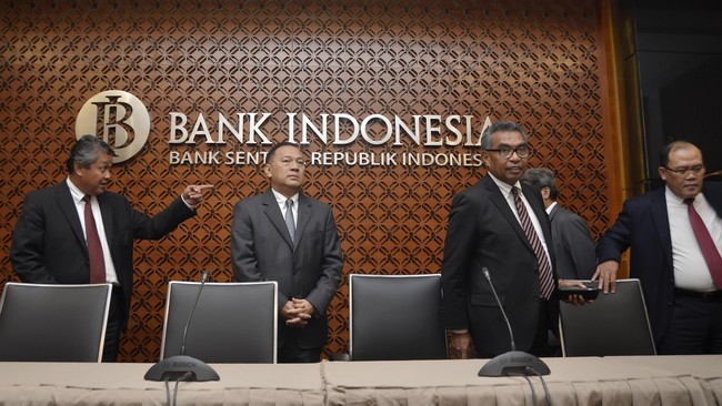 Bank sentral akan mewajibkan perusahaan penghubung dan pengalih (switching) ATM yang telah beroperasi saling terkoneksi satu sama lain.