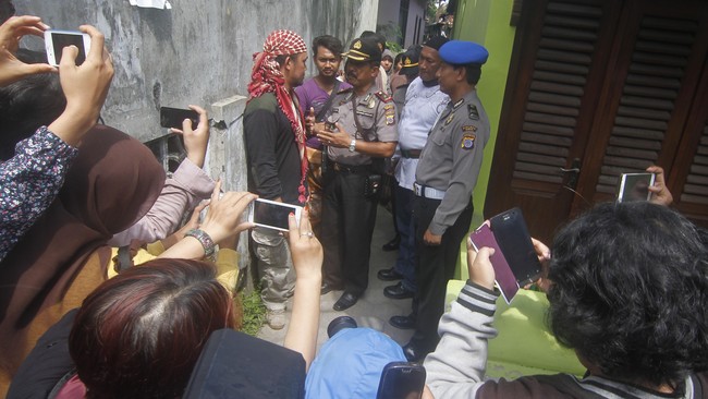 Front Jihad Islam Yogyakarta mendatangi Pondok Pesantren Al-Fattah Waria setelah mendengar rumor tempat itu sedang menyusun Fiqih Waria.