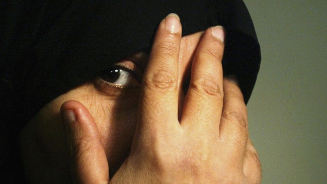 Seorang wanita Muslim mengajukan gugatan terhadap kepolisian Long Beach, California, Amerika Serikat, karena telah membuka paksa jilbab yang dia kenakan.