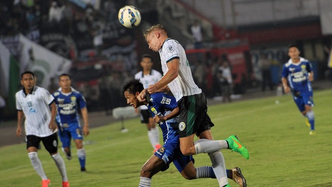 Samsul Arif mengatakan bahwa ia sempat kesulitan menyamai kecepatan penyernag-penyerang Persib lainnya di babak kedua.