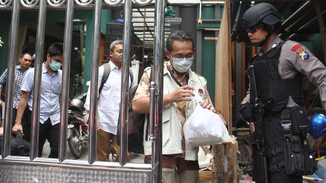 Penggeledahan berlangsung sejak pukul pagi di empat lokasi di Malang, Jawa Timur. Sebelumnya pengeledahan juga dilakukan di Surabaya dan Sidoarjo.