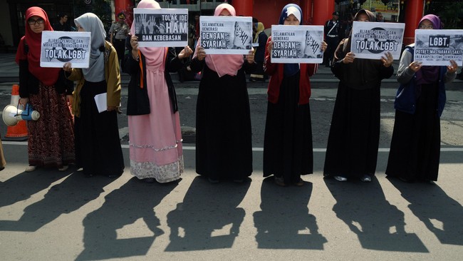 Rancangan Undang-Undang Anti LGBT bertujuan  melindungi masyarakat dari upaya propaganda kaum LGBT.
