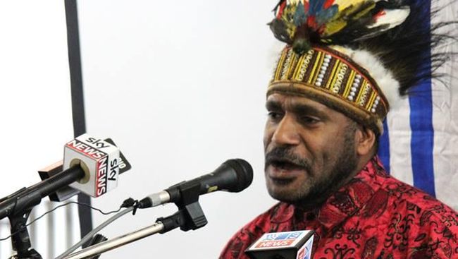 Benny Wenda mendeklarasikan kemerdekaan Papua, namun Organisasi Papua Merdeka tidak mau mengakui.