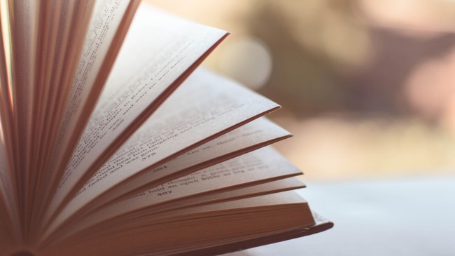 Taman Bacaan Masyarakat ini menyediakan buku-buku bacaan untuk dibaca secara gratis dan juga jadi tempat kegiatan macam menari, menulis, hingga belajar.