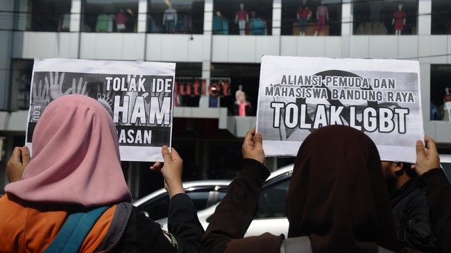 Sambil terisak, seorang waria mengaku pihaknya paling rentan atas rencana razia LGBT di Depok, yang bisa berujung pada persekusi.