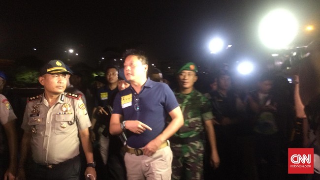 Direktur Reskrim Polda Metro Jaya Komisaris Besar Krishna Murti ancam hancurkan kafe dan tempat tinggal Daeng Aziz lebih dulu jika dia menolak digusur.