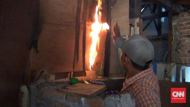 Sehari bisa sampai sebelas bahkan lima belas kali. Warga terpaksa harus mengeluarkan barang dan perabotan keluar rumah agar tidak terbakar api.