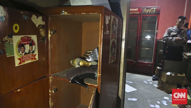 Polisi sebelumnya mengamankan ratusan anak panah, puluhan senjata tajam, dan ribuan botol bir dari lokasi.