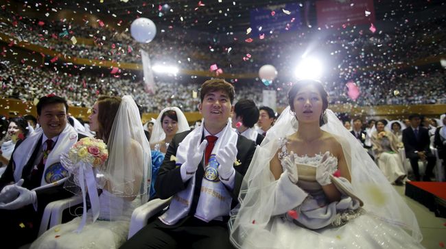 Setidaknya 3.000 pasangan dari 62 negara mengikuti perhelatan nikah massal yang digelar oleh Unification Church di Korea Selatan.