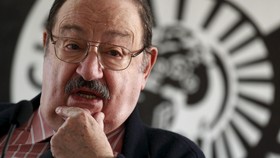 Novelis Italia Umberto Eco Meninggal Karena Kanker
